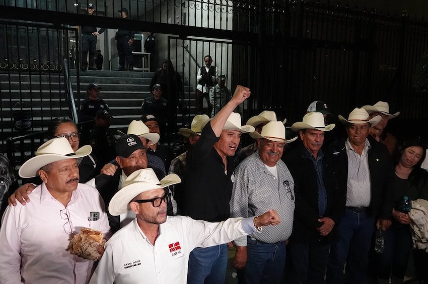 Camioneros levantan bloqueos tras maratónica negociación que culmina en un acuerdo