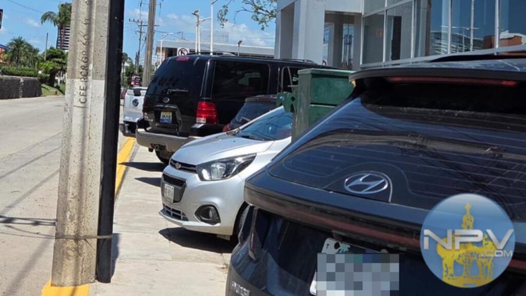 Detener la invasión de banquetas por agencias automotrices en Puerto Vallarta: Un llamado a la planificación urbana
