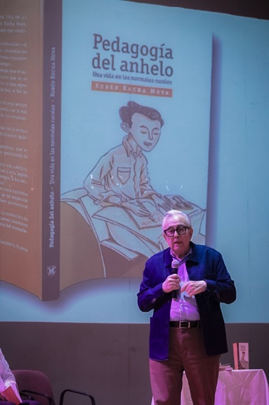Dr. Rubén Rocha Moya afirma con orgullo ser normalista rural en la presentación de su libro Pedagogía del Anhelo: una vida en las Normales Rurales