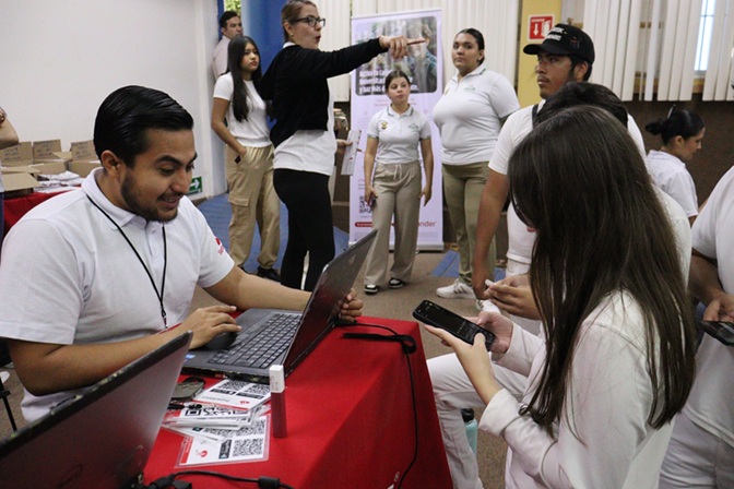 Jornada de Credencialización en la Facultad de Medicina: UAS y Santander impulsan a estudiantes a comenzar su vida financiera