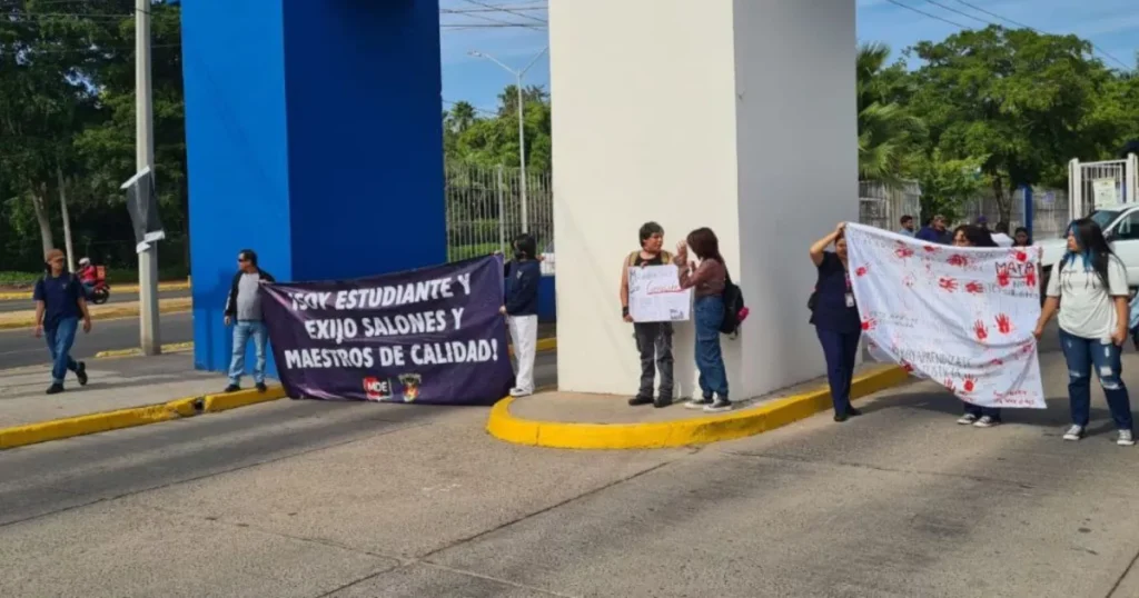 Protesta de estudiantes de la UAS bloquea acceso a C.U.