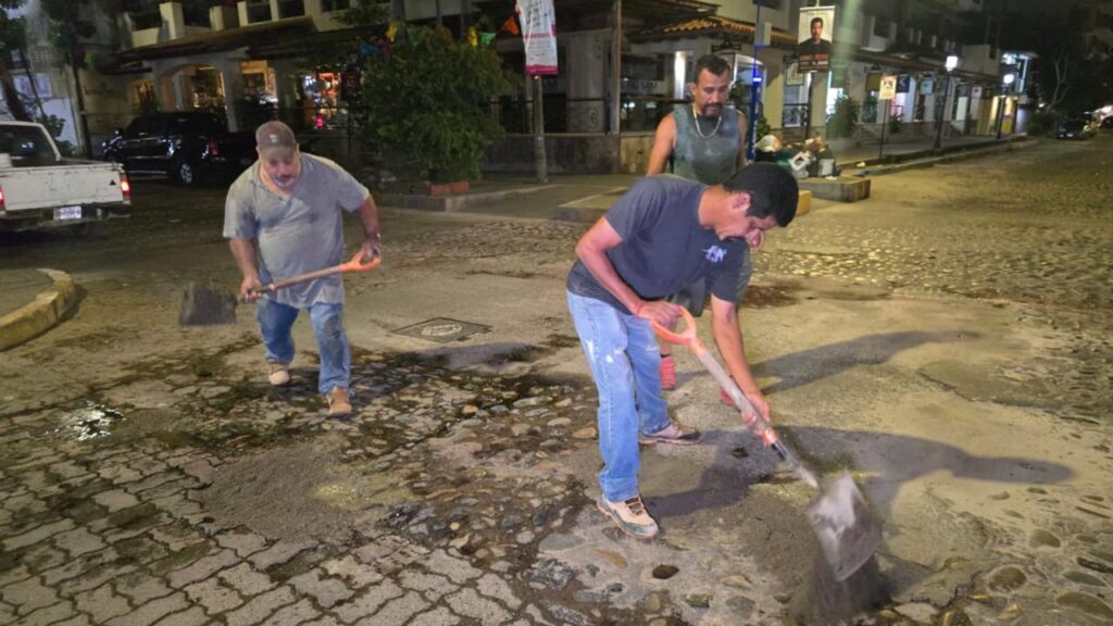 Reparación de calles de noche mejora el tráfico en el corazón de Puerto Vallarta