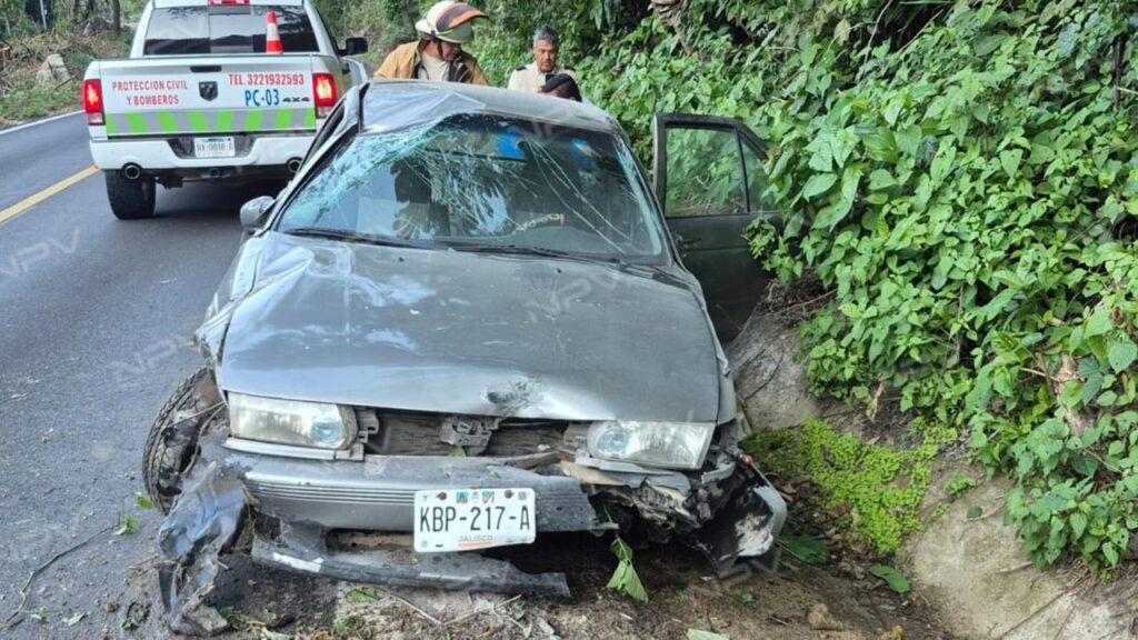 Accidente y vuelco en el camino a Boca de Tomatlán