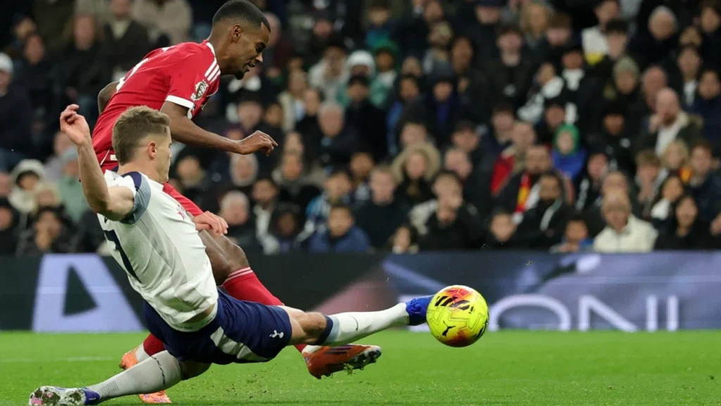 Alexander Isak anota ante América, pero sale lesionado y enciende las alarmas