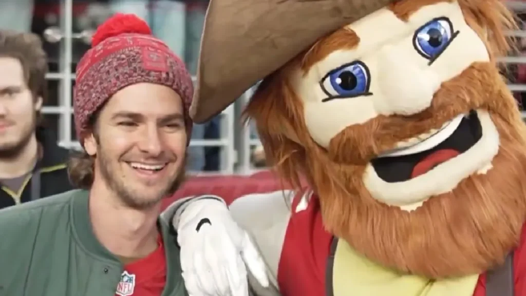 Andrew Garfield se encuentra con la mascota de los 49ers en México