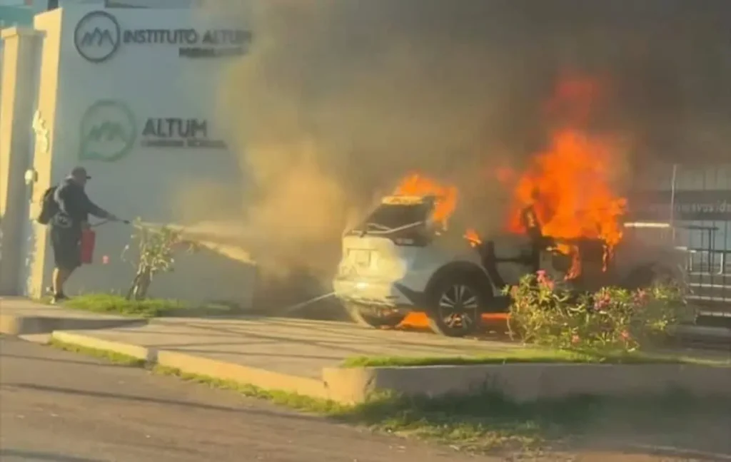 Atacan con fuego un vehículo junto a una escuela en Portalegre Premium, Culiacán.