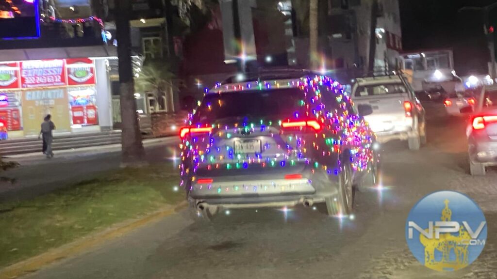 Atrapa miradas un coche decorado con luces navideñas en las calles de Puerto Vallarta