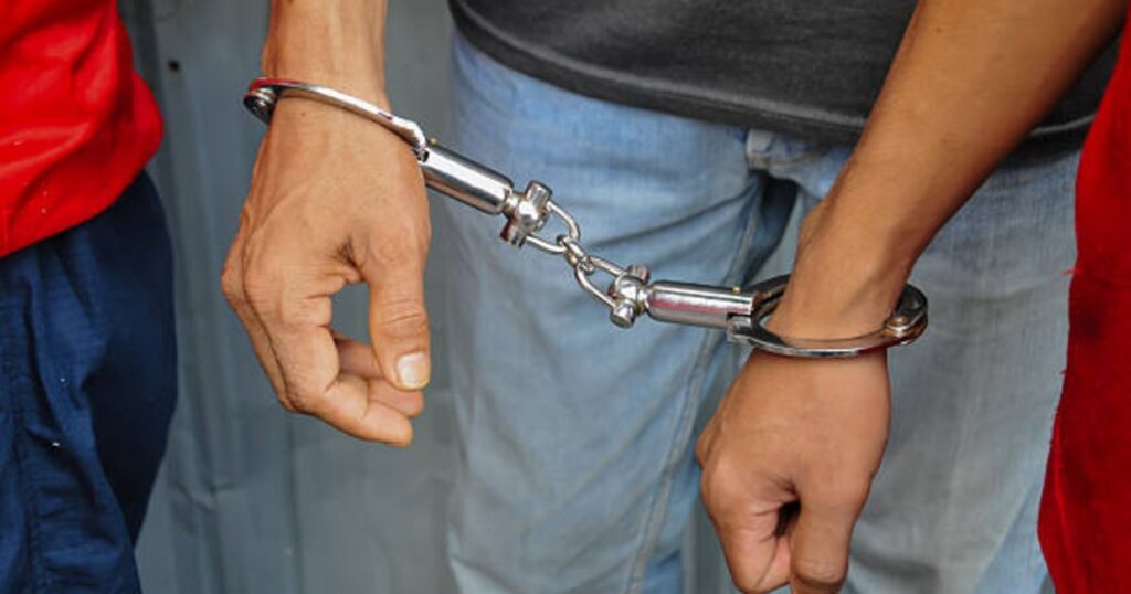 Atrapan a motorista que embistió a policía para escapar de arresto en operativo en La Lagunilla