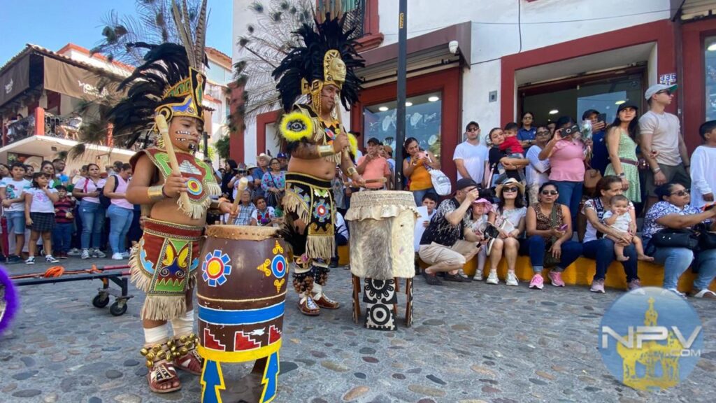 Bailarines y regalos adornan las procesiones en honor a la Virgen de Guadalupe