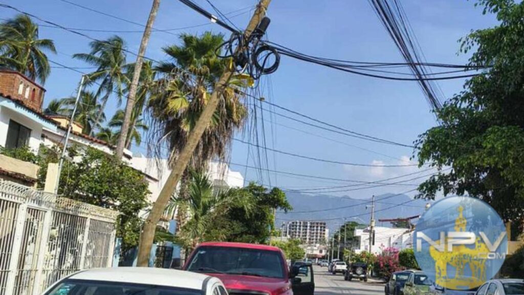 Camión derriba cables y deja a vecinos de Palmar de Aramara sin luz