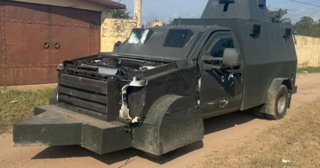 Capturan vehículo "monstruo" con blindaje casero y armamento en Escuinapa