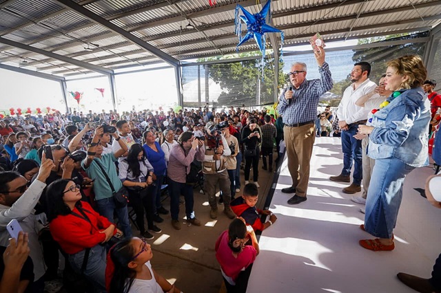 Celebración de la Gran Posada 2025 junto al Gobernador Rocha Moya y Eneyda Rocha honrando a familias