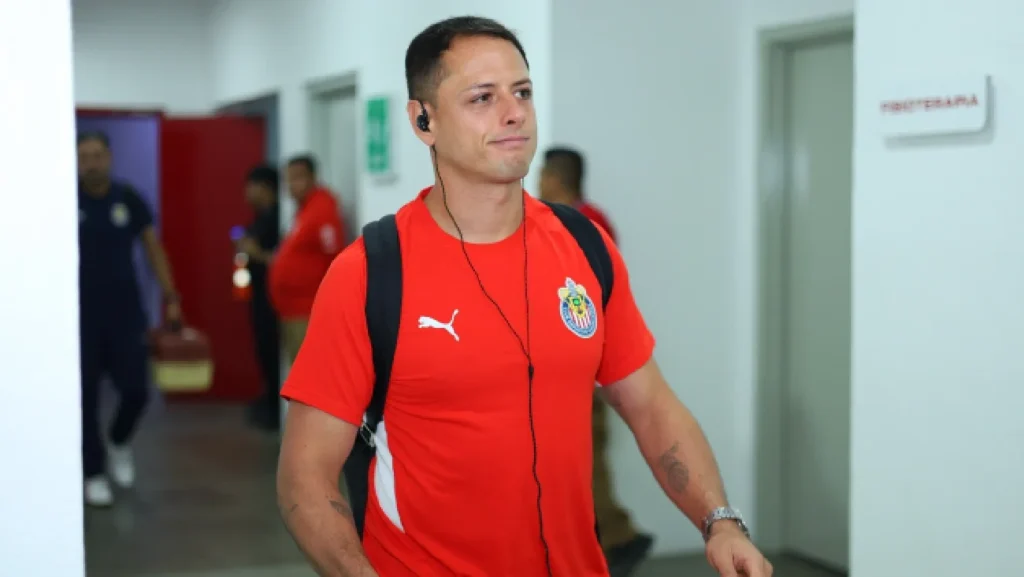 Chicharito Hernández: El desempeño del histórico delantero en su regreso a Chivas.
