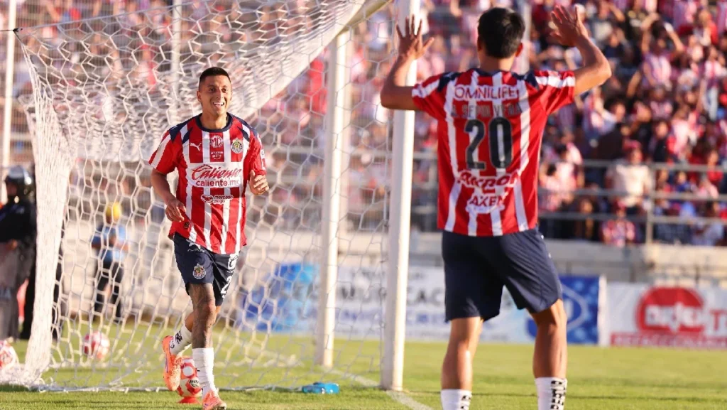 Chivas brilla en el campo al vencer 4-0 a Irapuato con doble asistencia del 'Cuate' Sepúlveda