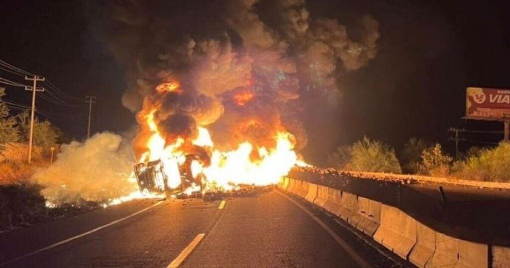 Circulación restablecida tras grave accidente de tráiler en Los Mochis