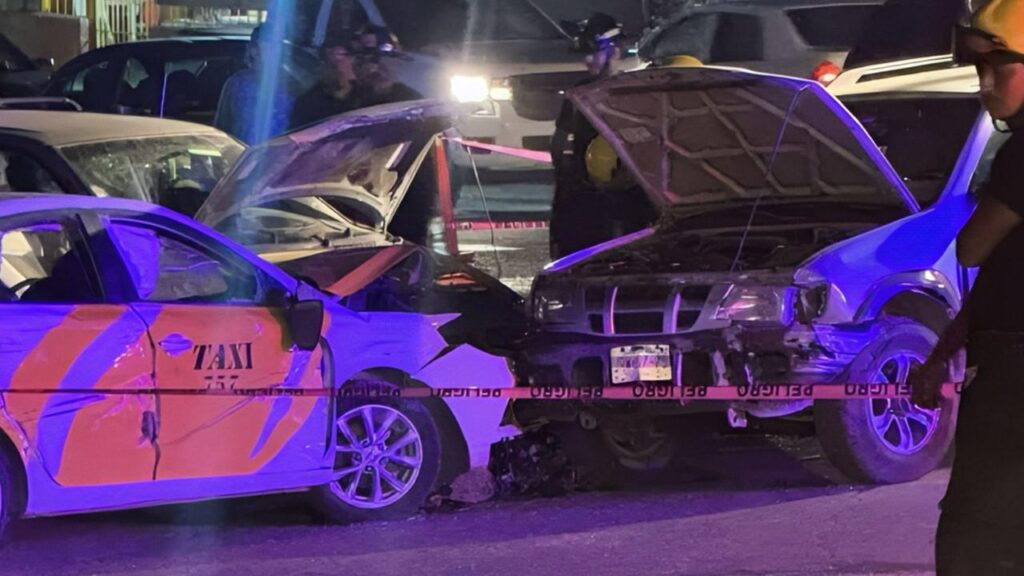 Colisión entre taxi y coche privado en la avenida Víctor Iturbe