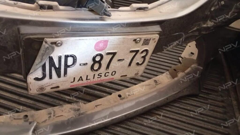 Conductor escapa después de chocar en la avenida Francisco Villa; abandonó placa en la escena