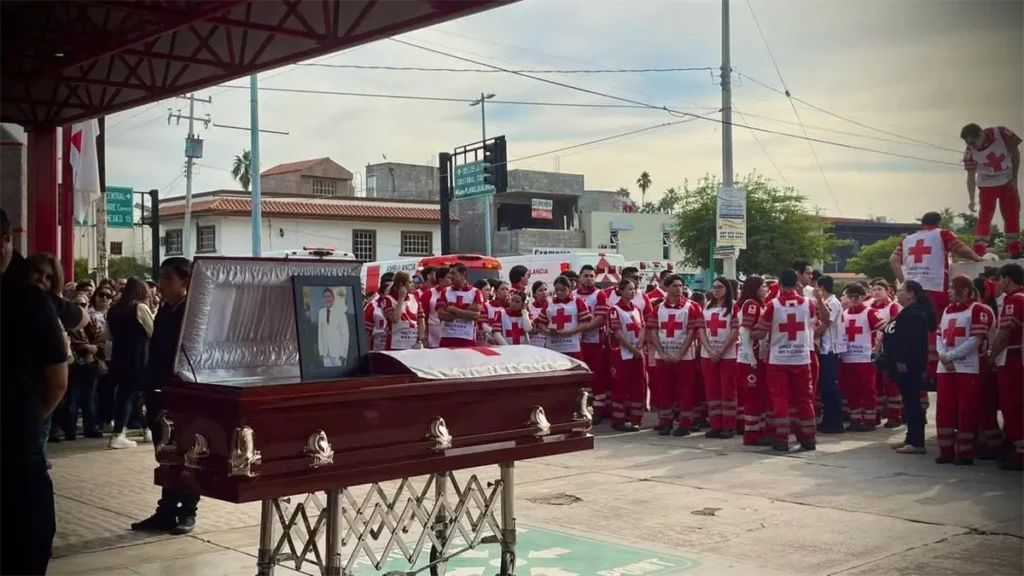 Despedida con honores al paramédico fallecido en accidente por la Cruz Roja Guasave