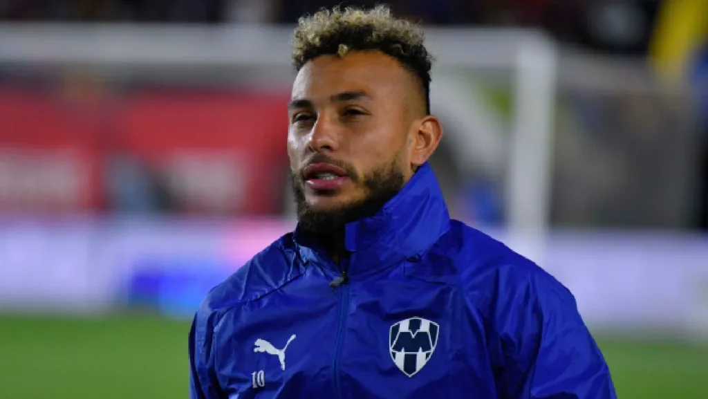 Duván Vergara, exjugador de Monterrey, se encomienda a Dios durante un proceso de tatuaje de 9 horas