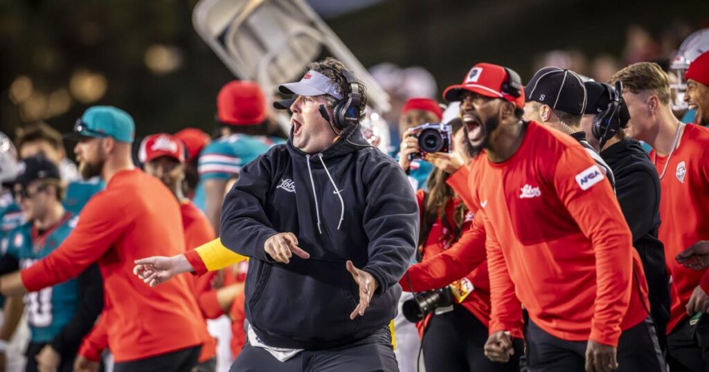 Eck de Lobos nombrado Entrenador del Año de la Mountain West; su hijo Jaxton comparte honores de Jugador Defensivo del Año