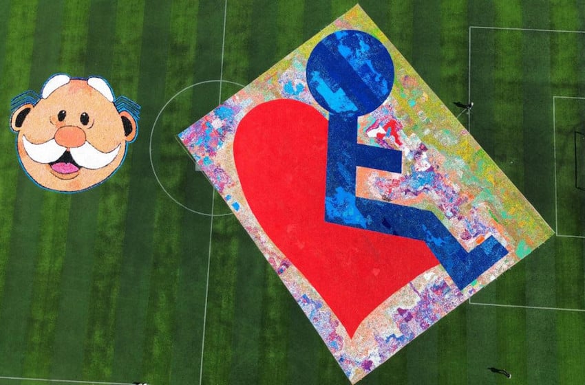 El Dr. Simi logra el Récord Mundial Guinness por mosaico de tapas de botellas de 1,200 metros cuadrados