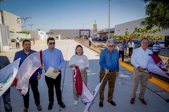 El Gobernador Rocha Moya corta la cinta del nuevo bulevar Zacarías en Los Mochis