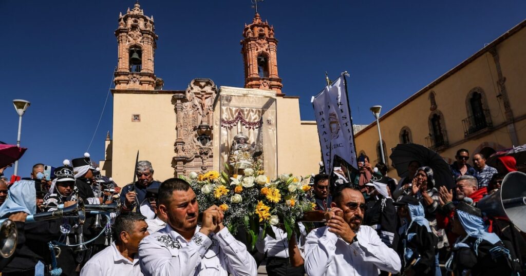 El Santo Niño de Atocha recibe la visita de miles de peregrinos en un santuario mexicano muy concurrido