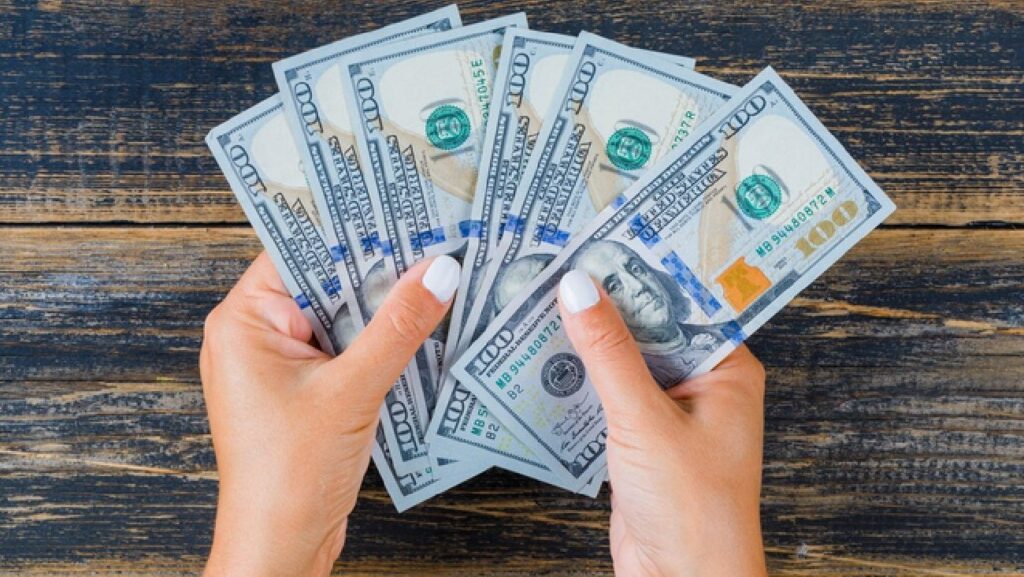 El peso mexicano cierra por debajo de los 19 frente al dólar este viernes 26 de diciembre.