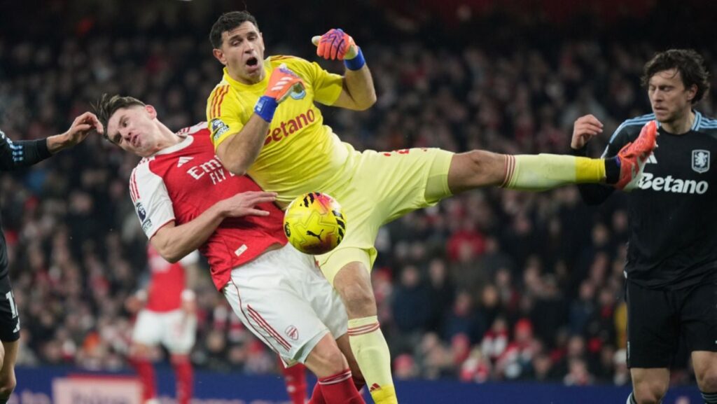 Emiliano Martínez se conecta con los aficionados del Arsenal tras la derrota del Aston Villa
