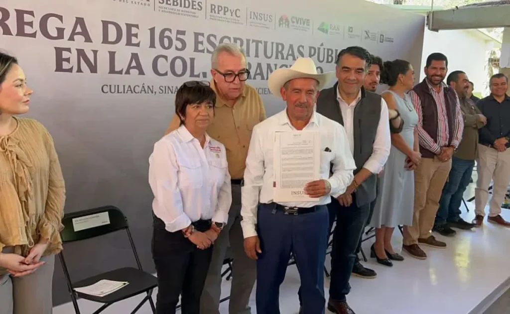 Entrega de 165 escrituras por Rocha Moya en El Ranchito, Culiacán