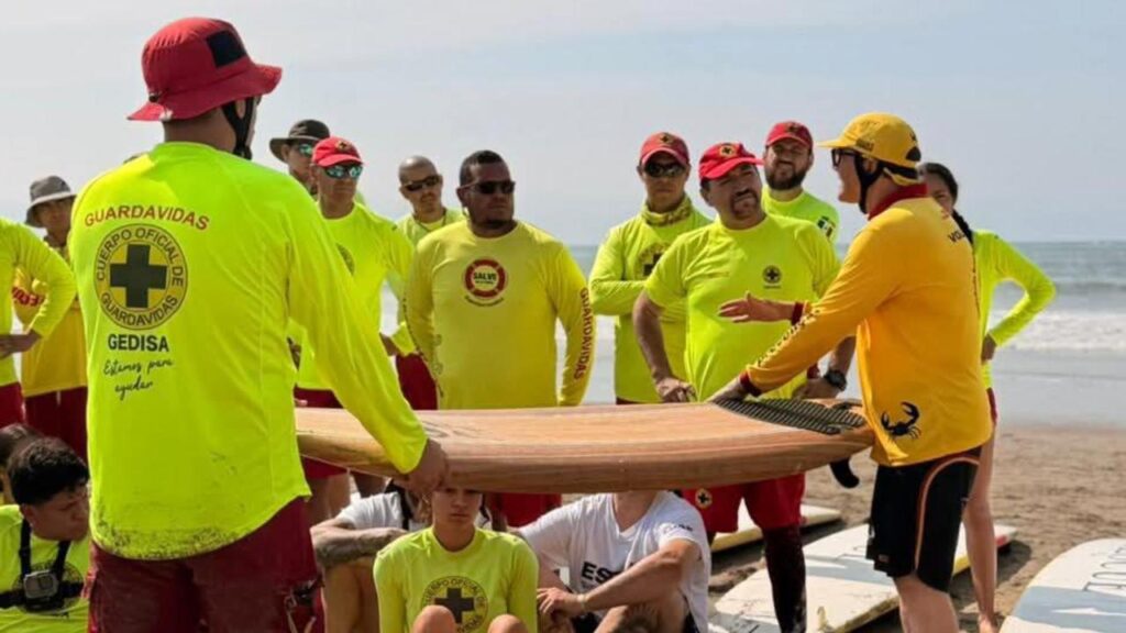 Formación global mejora la salvamento en el agua en las costas de Puerto Vallarta
