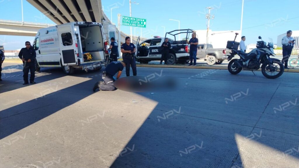 Impactante accidente: Hombre sufre grave lesión al caer desde el puente de la autopista (VIDEO)