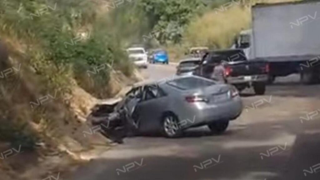 Impactante colisión cerca de San Quintín causa problemas en la carretera federal 200