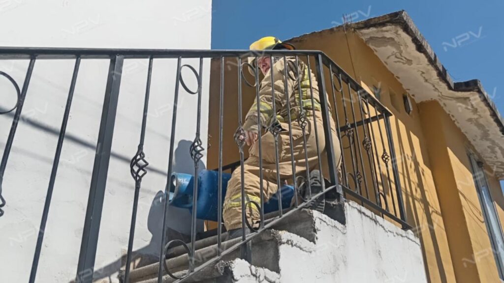 Incendio controlado por Bomberos Estatales en Valle Dorado