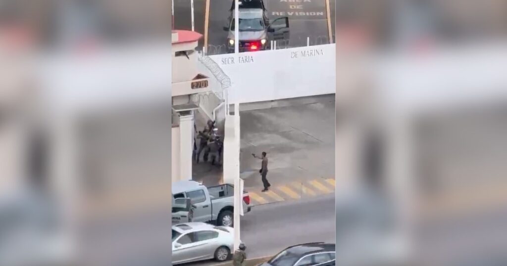 Increíble: Hombre amenaza a marinos cerca de la Zona Naval en Puerto Vallarta, Jalisco l VIDEO