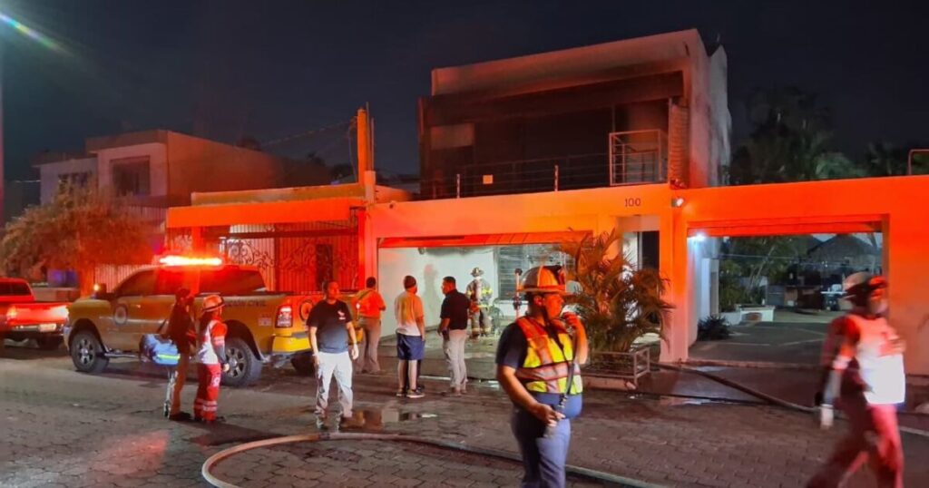 Intenso fuego alerta a equipos de emergencia en Lomas de Mazatlán
