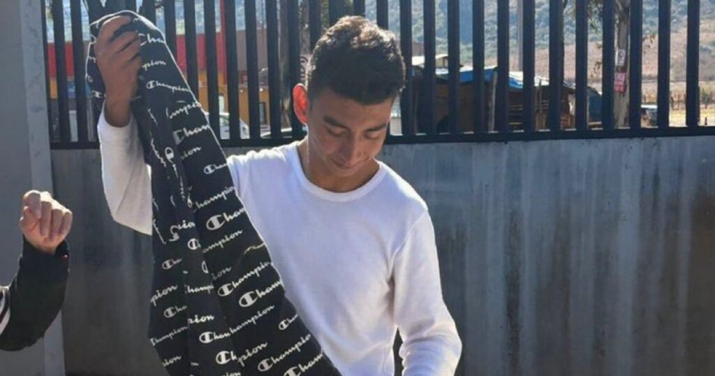 Joven Raúl Meza recupera su libertad tras ser arrestado en manifestaciones por el homicidio de Carlos Manzo