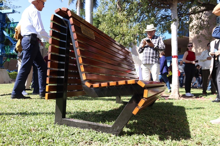 La Facultad de Ingeniería estrena su innovadora "Banco de Ideas" en honor a la generación 1970-1975 de Ingeniería Civil