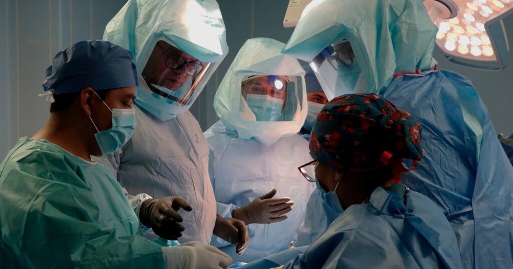 La primera cirugía de rodilla con inteligencia artificial en Puebla es realizada por ISSSTEP