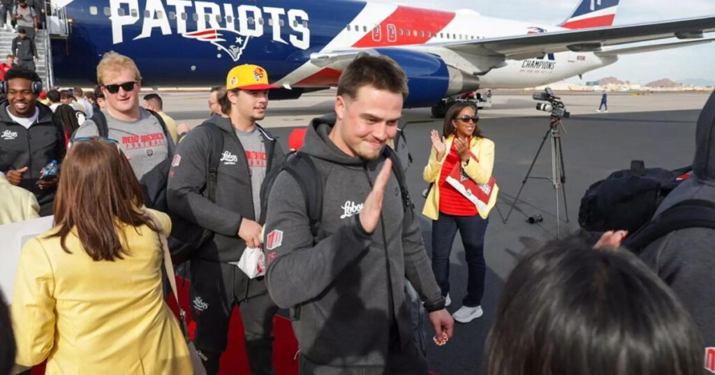 Lobos a Phoenix en avión de los New England Patriots para el Rate Bowl contra Minnesota