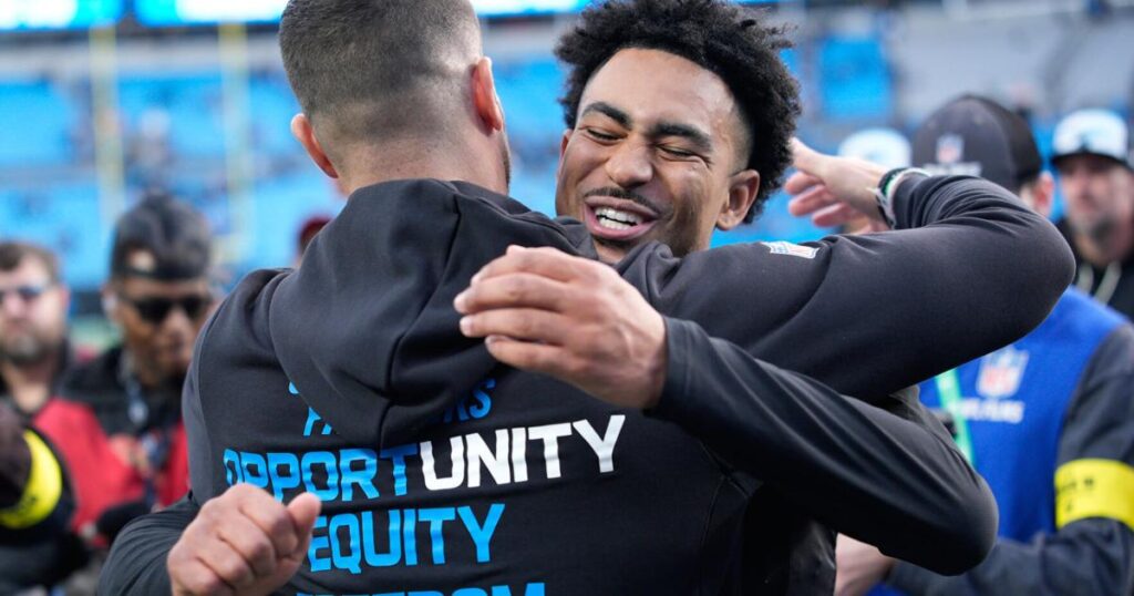 Los Tigres se llevan el primer lugar en la NFC Sur con una victoria de 23-20 sobre los Bucaneros.