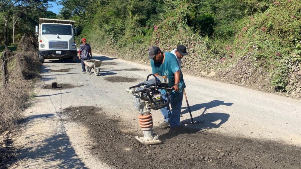 Mejora el gobierno local la reparación de baches en las avenidas principales