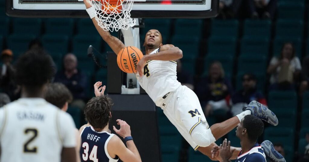 Michigan sube al puesto No. 3 en el Top 25 de la encuesta de baloncesto masculino de la AP, Michigan State e Iowa State en el top 10.
(Adapted to Mexico): México sube al puesto No. 3 en el Top 25 de la encuesta de baloncesto masculino de la AP, México y Estado de México en el top 10.