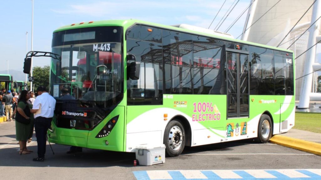 Munguía agradece a Pablo Lemus por donar 31 autobuses urbanos para mejorar el transporte