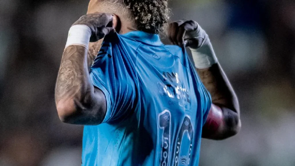 Neymar anota un hat-trick clave para el Santos