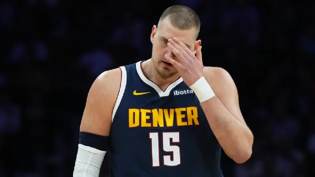 Nikola Jokic se lesiona la rodilla izquierda y sale cojeando de la cancha ante Miami

Nikola Jokic se lesiona la rodilla izquierda y sale cojeando de la cancha en México.