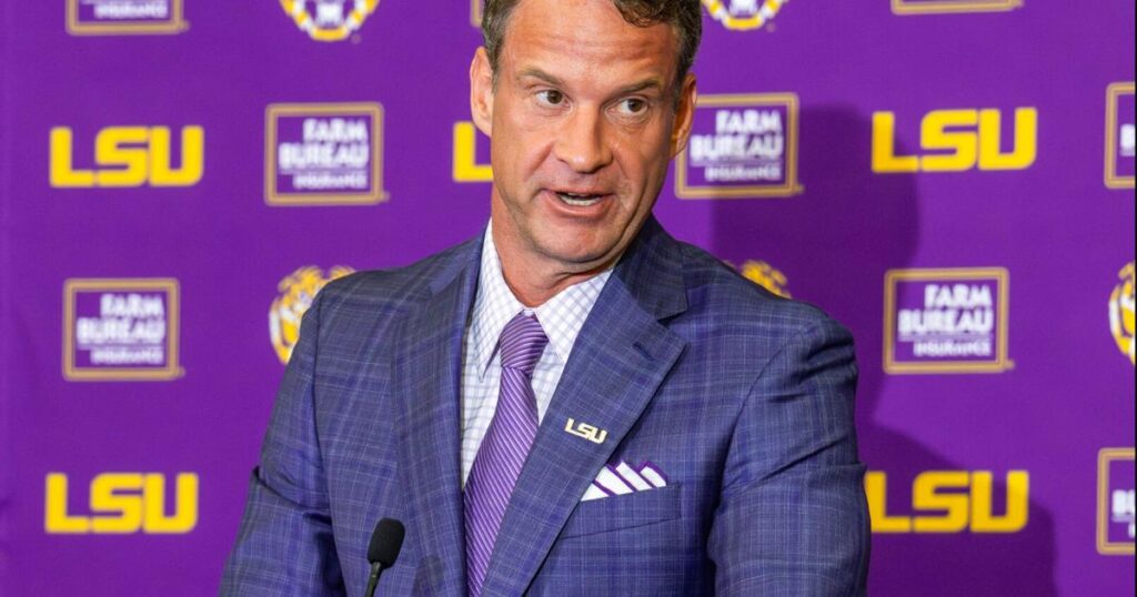 Ole Miss pierde a su entrenador, pero sube un puesto en las clasificaciones del College Football Playoff; Ohio St sigue siendo el No. 1.