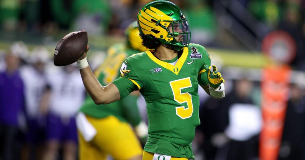 Oregon vence a James Madison 51-34 en el partido de apertura de los playoffs de fútbol americano universitario.