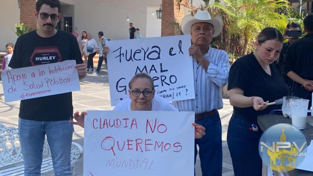 Protesta con pancartas en plaza de armas tras marcha fallida