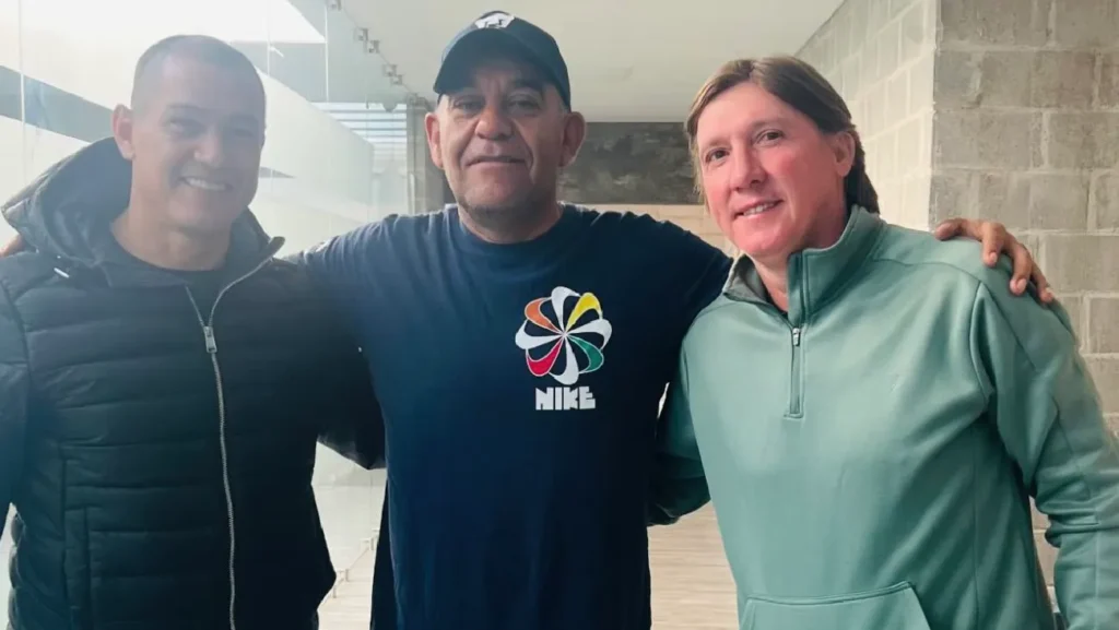 Pumas recibe a dos leyendas: Darío Verón y Leandro Augusto en la Cantera